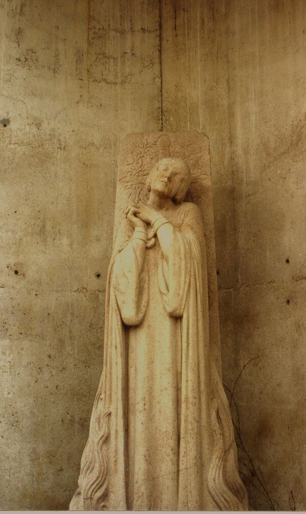 скульптура на месте сожжения Жанны д'Арк в Руане