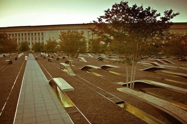 Мемориал памяти жертв терактов 11 сентября на юго-западе от здания Пентагона
