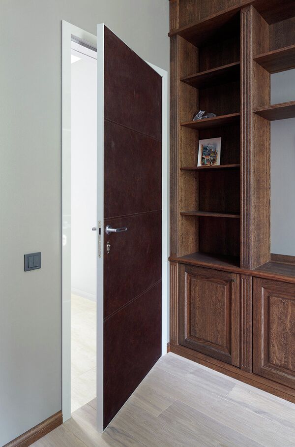 Дверной прием: как использовать в интерьере фактурные двери из кожи и камня