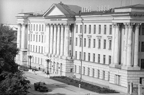 Здание Орловского государственного педагогического института (ныне Орловский государственный университет)