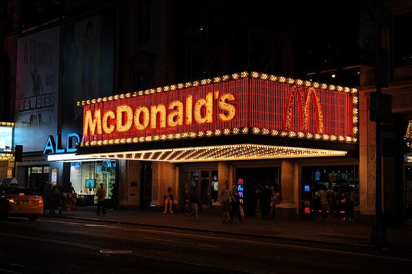Вход в нью-йоркский Макдоналдс