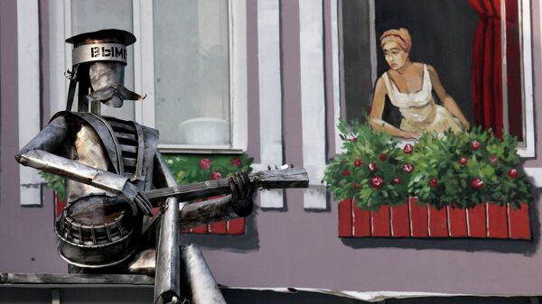 Скульптура влюбленного моряка установлена во Владивостоке