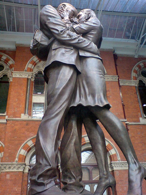 Прощание влюбленных на вокзале Сент-Панкрас в Лондоне