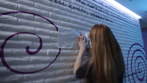 Как украсить стену с помощью трафаретной росписи