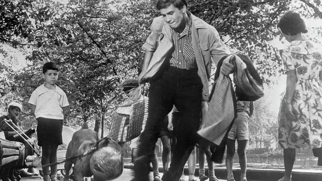 Актер А. Локтев в фильме Я шагаю по Москве