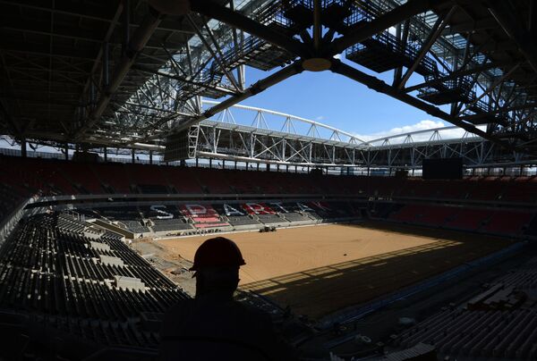 Рабочий на арене строящегося стадиона Открытие-Арена