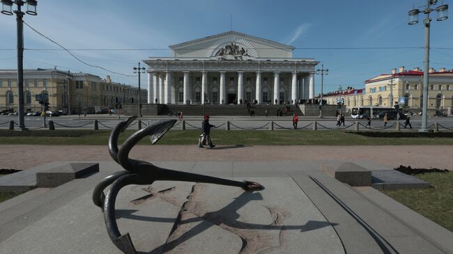 Здание Биржи на Биржевой площади в Санкт-Петербурге