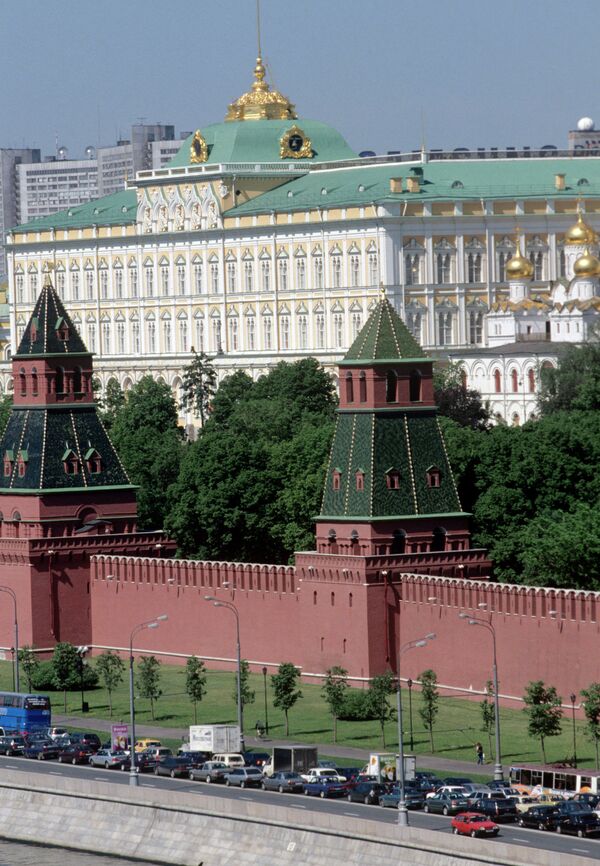 Вид на Большой Кремлевский дворец, башни Кремля и Кремлевскую набережную