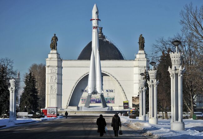 Павильон № 32 Космос и копия ракеты Восток на ВДНХ