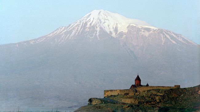 Армянский храм Хор Вирап на фоне горы Арарат