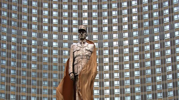 Памятник легендарному политическому деятелю Шарлю де Голлю