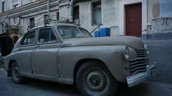Старый автомобиль в одном из дворов в центре Москвы