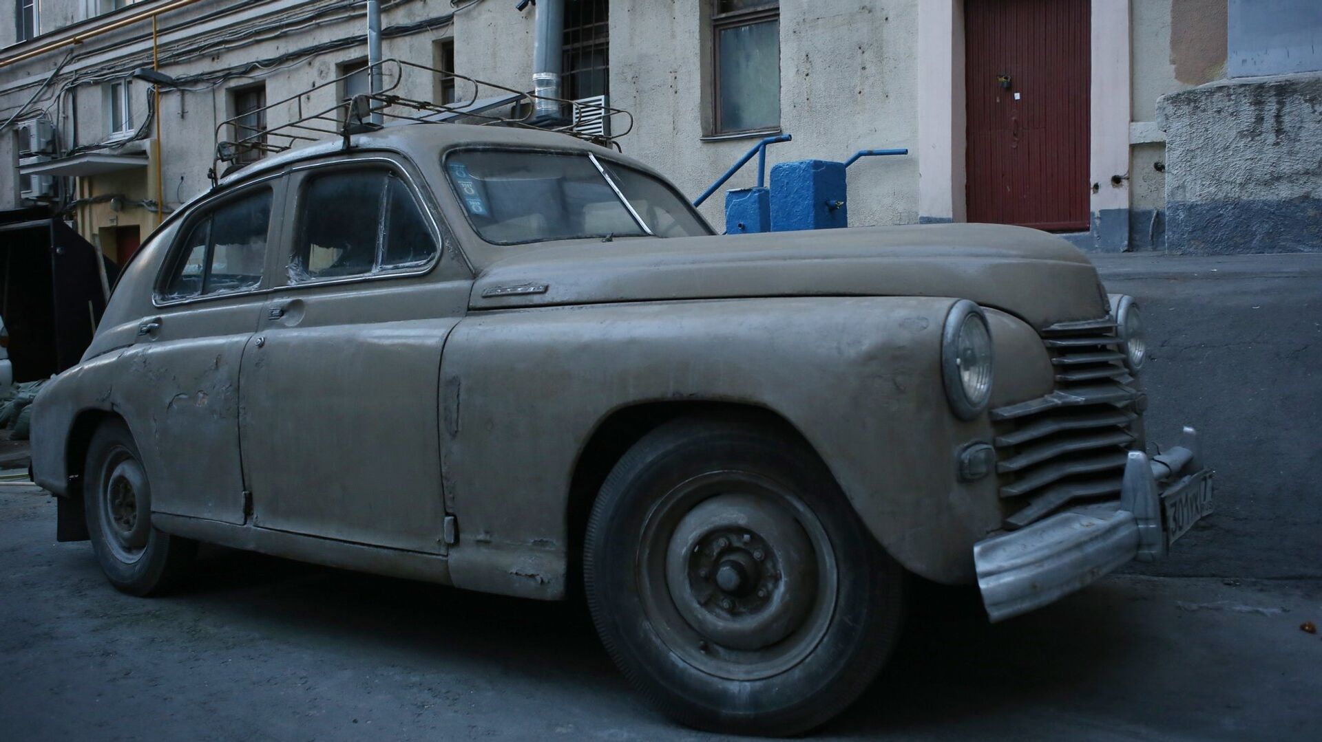 Старый автомобиль в одном из дворов в центре Москвы - РИА Новости, 1920, 11.06.2021