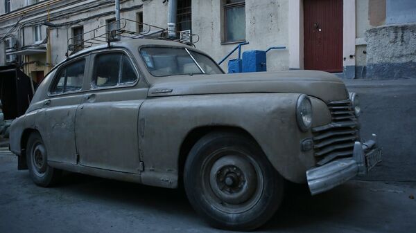 Старый автомобиль в одном из дворов в центре Москвы