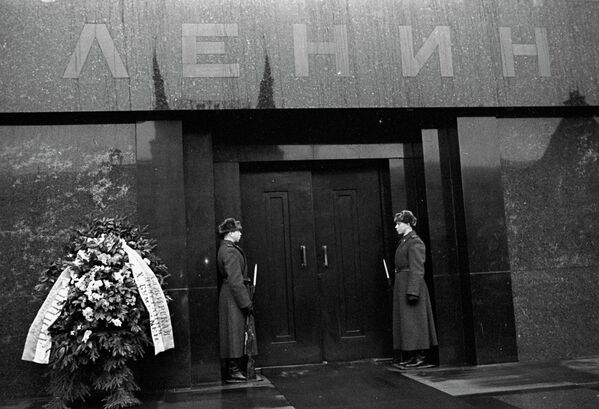 Почетный караул у входа в Мавзолей В.И. Ленина
