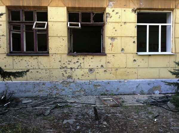 Разрушения после обстрела в городе Моспино Донецкой области, школа