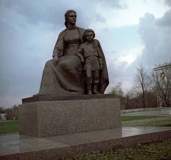 Памятник М.А. Ульянова с сыном Володей в Ульяновске