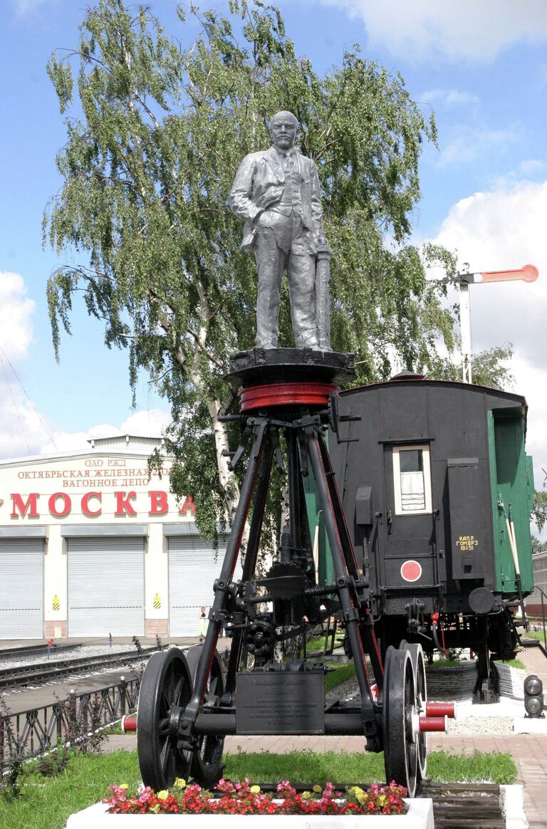 Памятник В. Ленину в депо Октябрьской железной дороги