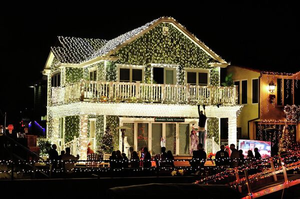 Да будет свет: как подобрать новогоднее освещение для фасада дома и участка