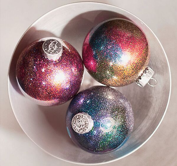 Новогодние шары с разноцветными блестками