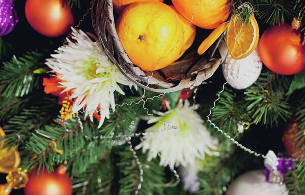 Колючая красота: как эффектно нарядить новогоднюю елку в доме