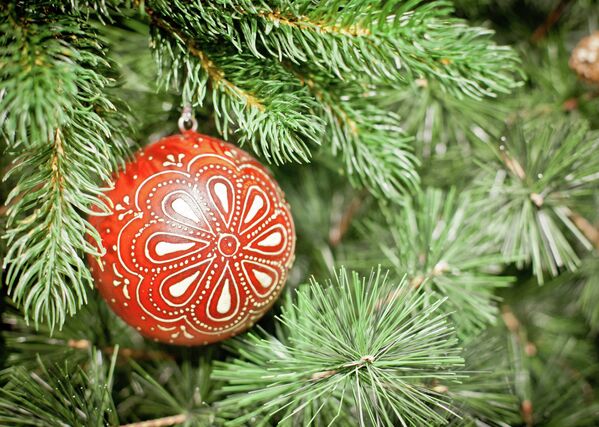 Колючая красота: как эффектно нарядить новогоднюю елку в доме