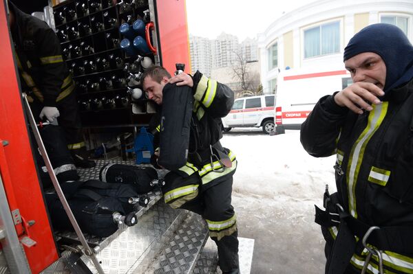 Сотрудники МЧС России на месте пожара