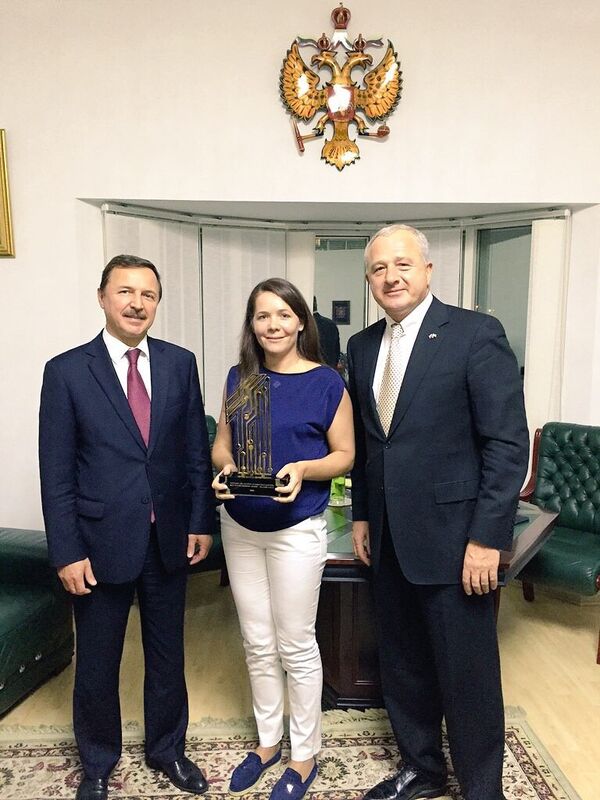Анастасия Ракова (в центре) с призом Лучший социальный мобильный проект