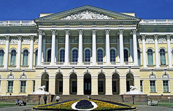 Центральный вход в Русский музей в Санкт-Петербурге