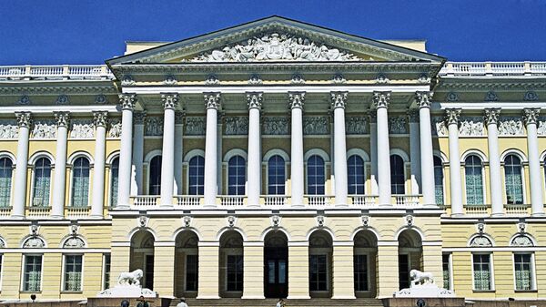 Центральный вход в Русский музей в Санкт-Петербурге