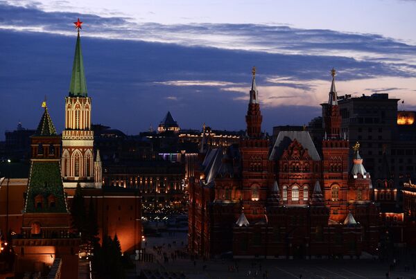 Вид на Сенатскую и Никольскую башни Московского Кремля и Государственный исторический музей