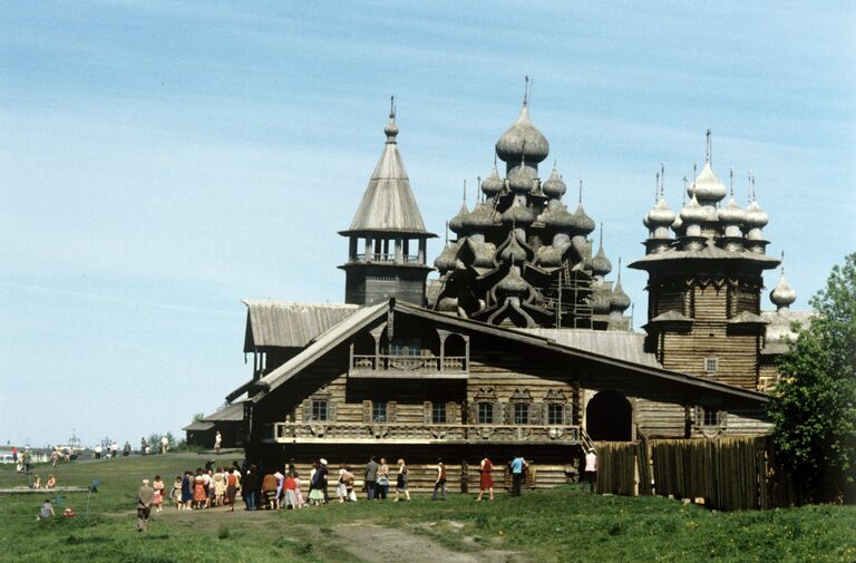 Вид на Преображенскую церковь в Кижах