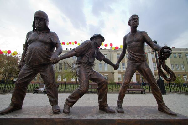 Памятник Трусу, Балбесу, Бывалому и режиссеру Гайдаю открылся в центре Иркутска