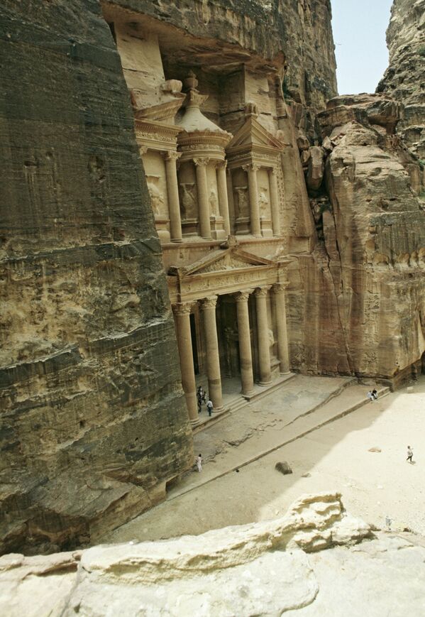 Скальный храм Эль-Хазне. Город Петра в Иордании