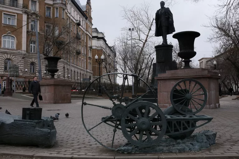 Гранит науки: 7 самых неожиданных памятников, посвященных исследованиям Гранит науки: 7 самых неожиданных памятников, посвященных исследованиям