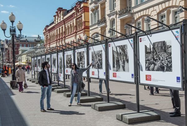 Выставка фотографий, посвященных 70-летию Победы в Великой Отечественной войне на Старом Арбате.