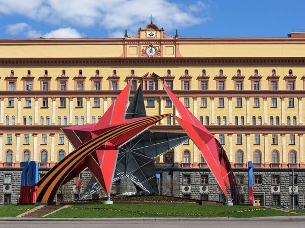 Праздничная декоративная композиция из пятиконечных звезд на Лубянской площади.