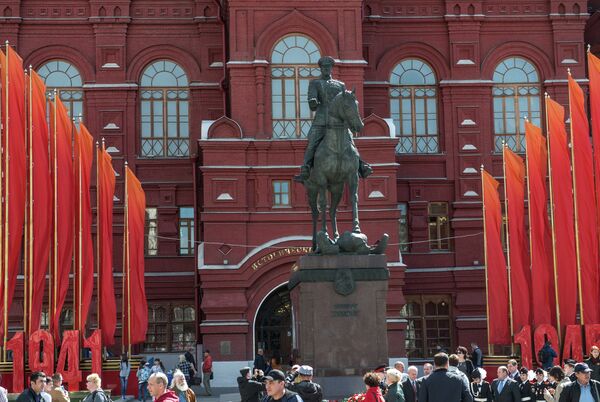 Ряд знамен на Манежной площади возле памятника маршалу Жукову.