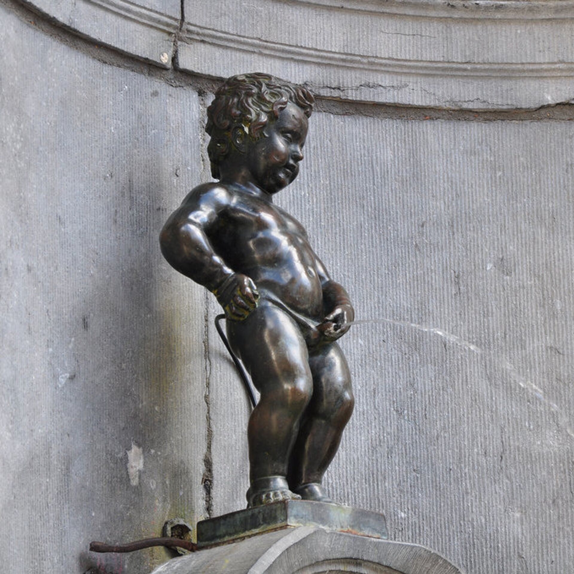 Фигурка водящего себя водой мальчика в фонтане заставляет задуматься о красоте и неуловимости момента