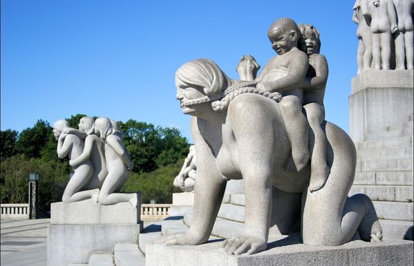 Памятник мать с детьми в парке Вигеланд в Осло