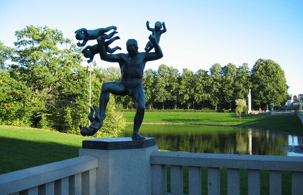 Памятник мужчина и младенцы в парке Вигеланд в Осло