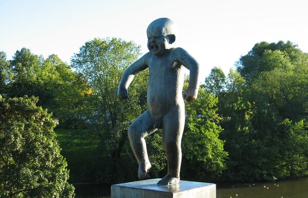 Памятник сердитому младенцу в парке Вигеланд в Осло