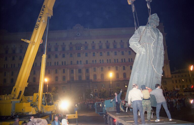 Демонтаж памятника Ф.Э. Дзержинскому в Москве