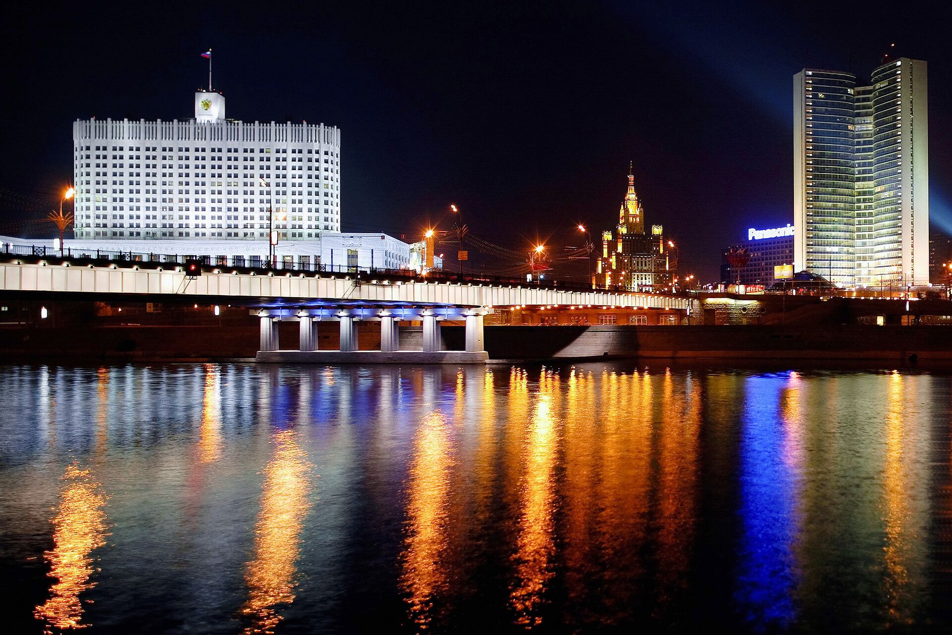 Москва 210. Дом правительства с Новоарбатского моста. Новоарбатский мост правительство. Новоарбатский мост 1993. Белый дом в Москве с Новоарбатского моста.