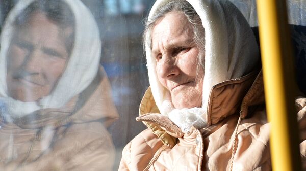 Пожилая женщина в автобусе. Архивное фото