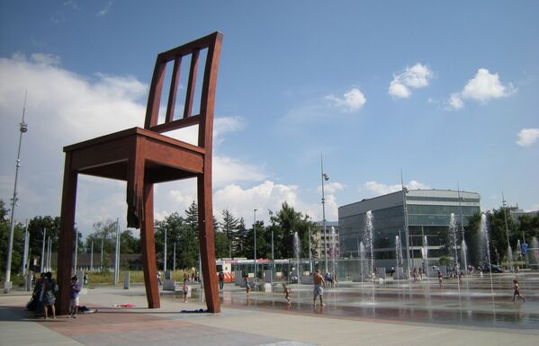 Памятник сломанному стулу – Женева