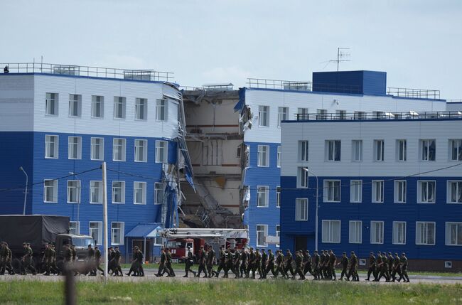 Обрушение здания учебного центра ВДВ в Омской области