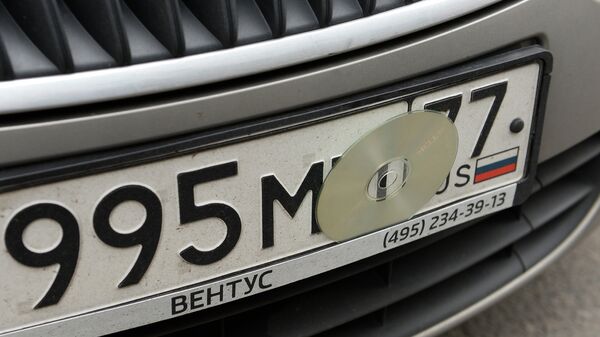 Скрытый номер на припаркованном автомобиле в Москве