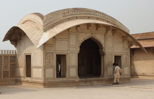 Мраморный павильон Шах-Джахана в Лахорской крепости