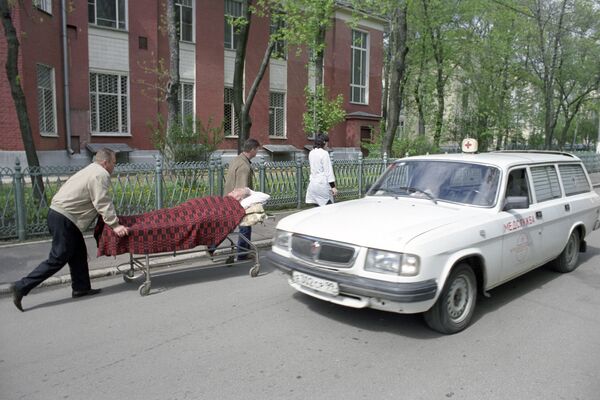 Машина скорой медицинской помощи у приемного отделения Городской клинической больницы имени С.П. Боткина